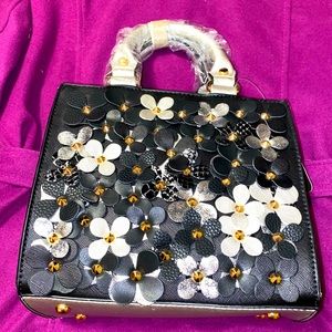 BNWT PURSE ONLY👜JEGGINGS & SWEATER ARE LISTED SEPARATELY